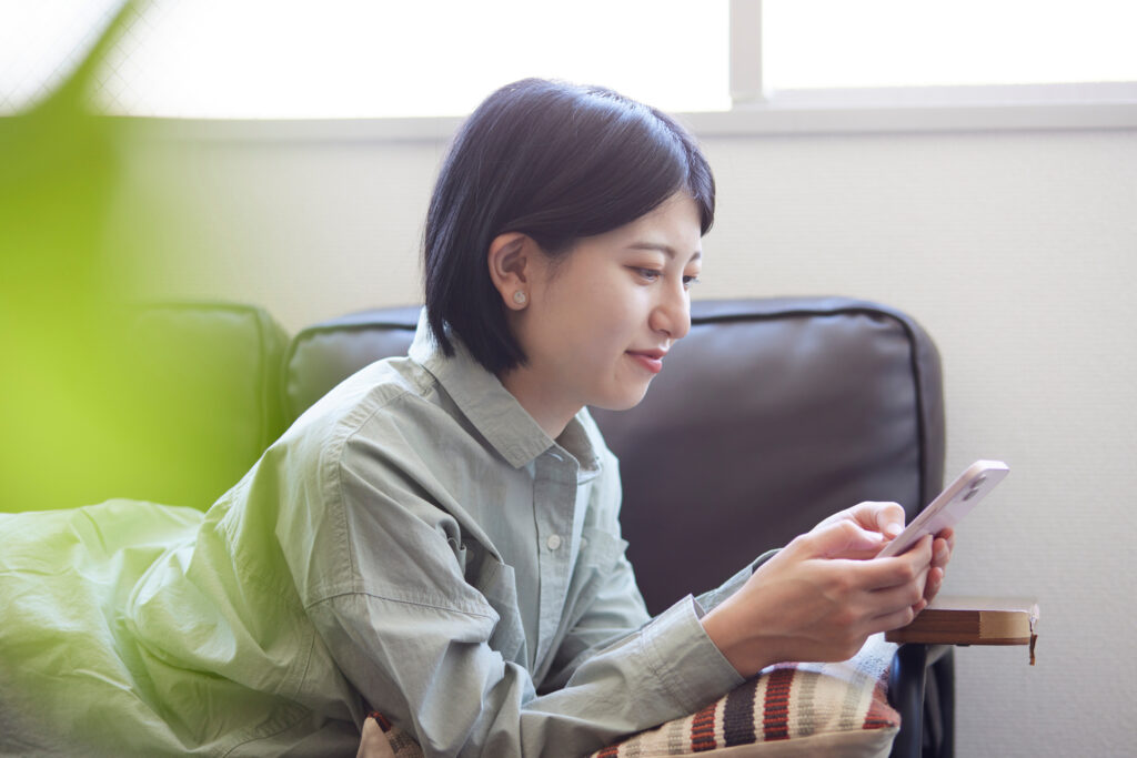 尼崎のヘッドスパサロンnemuruのスマホを見てる人の写真