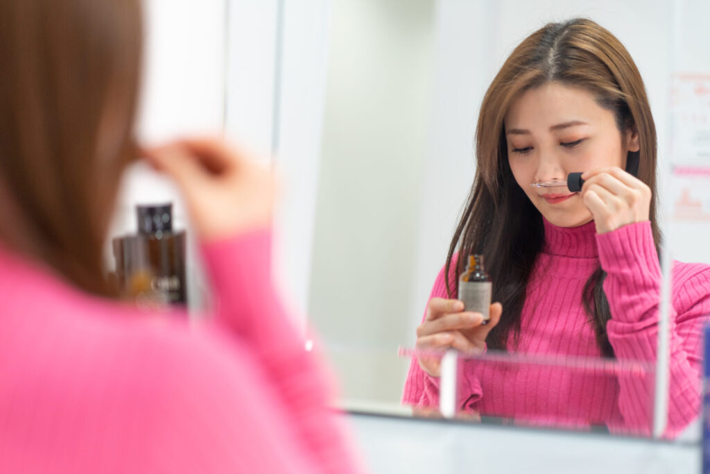 尼崎のヘッドスパサロンnemuruのオリジナルエッセンスを選んでいる様子